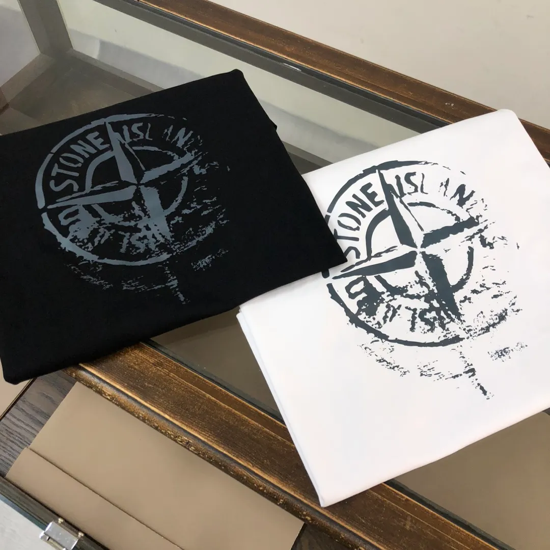 P180 Stone Island Stone Island 2025 latest T-shirt, couple style ~ Original order, stylish and casual short T-shirt, specially made of customized cotton fabric ~ Cotton T-shirt ~ Pre-washed to prevent deformation and shrinkage problem, more comfortable and breathable on the body ~ All available from stock ~ Unique design style, trendy must-have item, complete with three standards 👍 Color: black/white Size: S M L XL (larger version, please indicate your height and weight when placing an order)